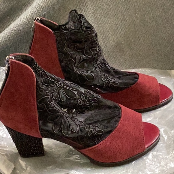 YASIRUN - Red Wine & Black Sheer & Lace Detail Peep-Toe Sandal - size 39 (7.5) - Picture 5 of 8